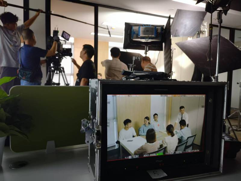 凤台县TVC拍摄公司：科技产品视觉化大师，诠释未来感与功能美学